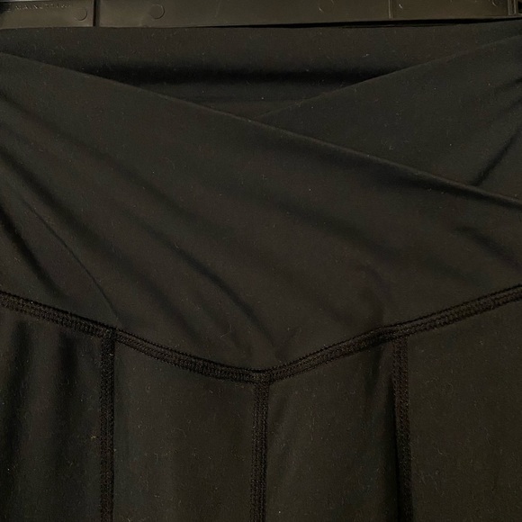 Halara Crossover Pocket Hem Full Length Flare Leggings in Black Size Medium - Picture 2 of 6